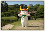 琵琶湖を一望できる国宝彦根城と大名庭園玄宮園をバックに元祖ゆるキャラ