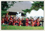 戦国時代以降に使われていた火縄銃を用い赤備えを身にまとって演武披露を行っている彦根鉄砲隊