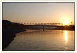 紀ノ川:ゆったりと流れる大河紀ノ川、夕日が橋本橋を影絵にしました