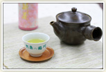 深蒸し茶発祥の地菊川のお茶をどうぞ。