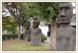 屋根のない博物館:モアイ像やスフィンクスなど、世界中の石像のレプリカがある緑道公園です