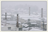 酒蔵通りに立ち並ぶ煙突の冬景色
