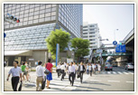 江坂駅前のまちなみ