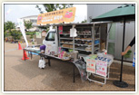 軽トラ市では地元の特産品や農作物を販売しています。
